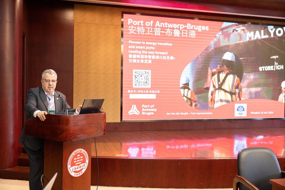 20240705012340389800.jpg 朱伯彦先生为学校师生演讲