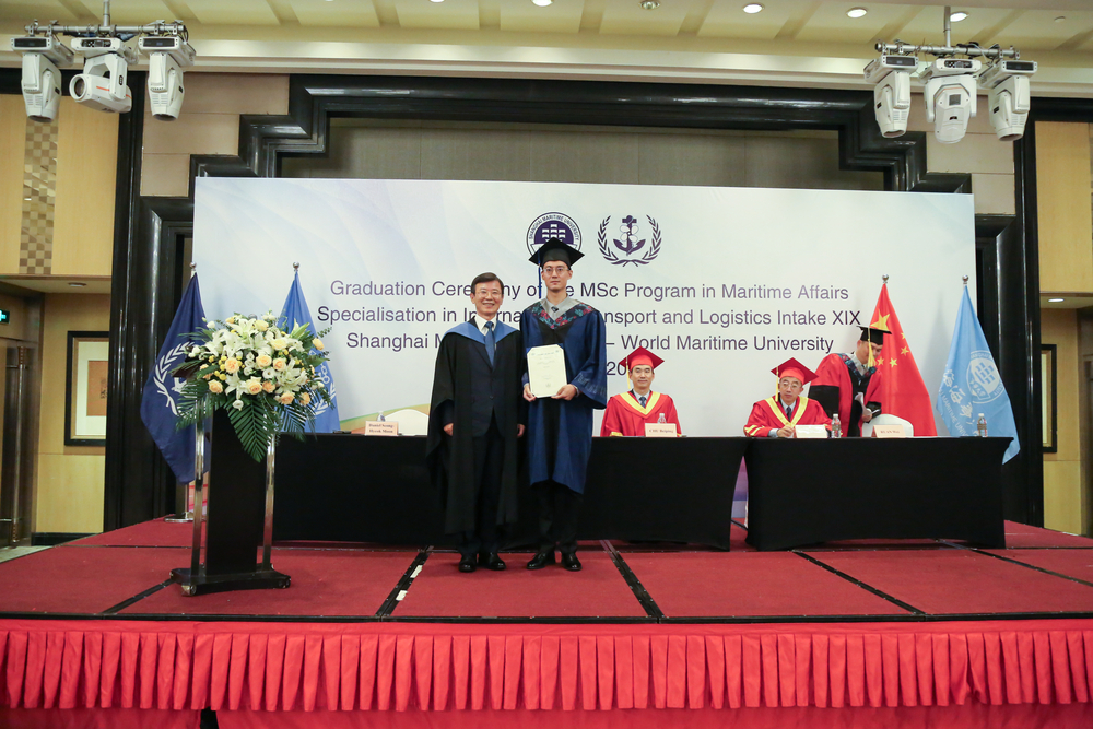 20240724010501551700.jpg 世界海事大学副校长文成赫宣布优秀学员并颁发证书