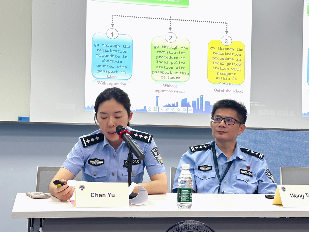 20240924010625122000.jpg 上海市出入境管理局王韬、陈钰警官为国际学生上了“法治观念教育第一课”