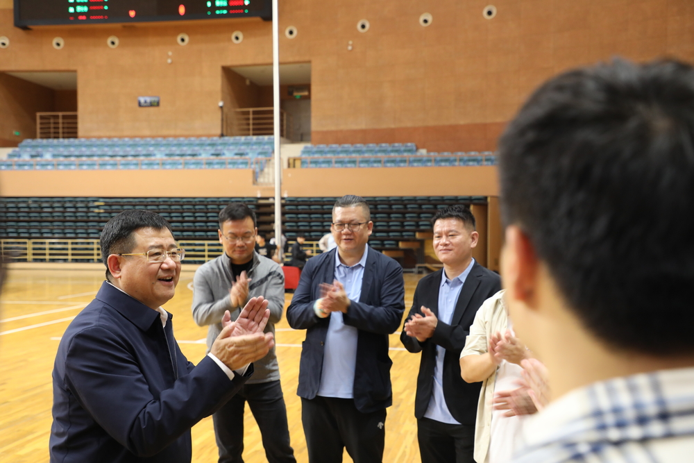 20241026152456909300.jpg 校党委书记宋宝儒现场助威