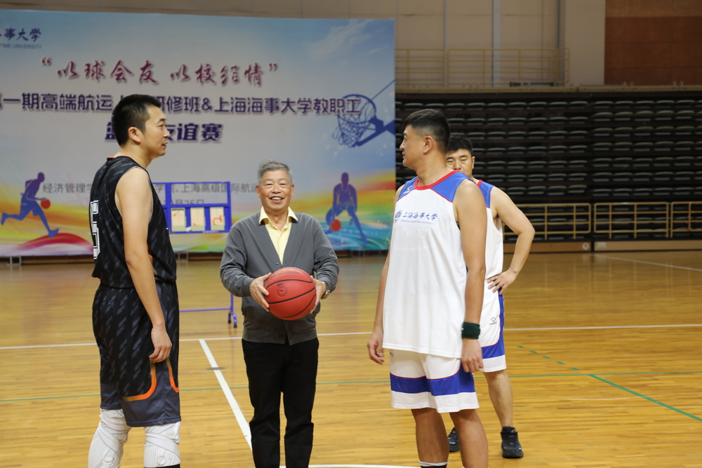 20241026152457212600.jpg 学校原副校长肖宝家开球