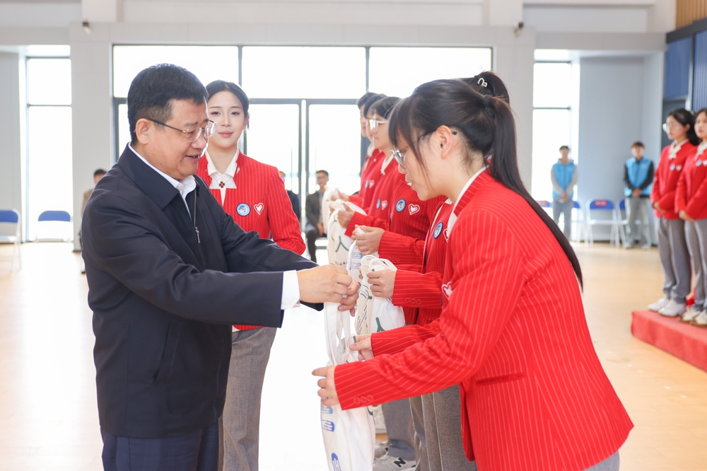 20241101032219999100.jpg 宋书记为志愿者代表发放爱心物资