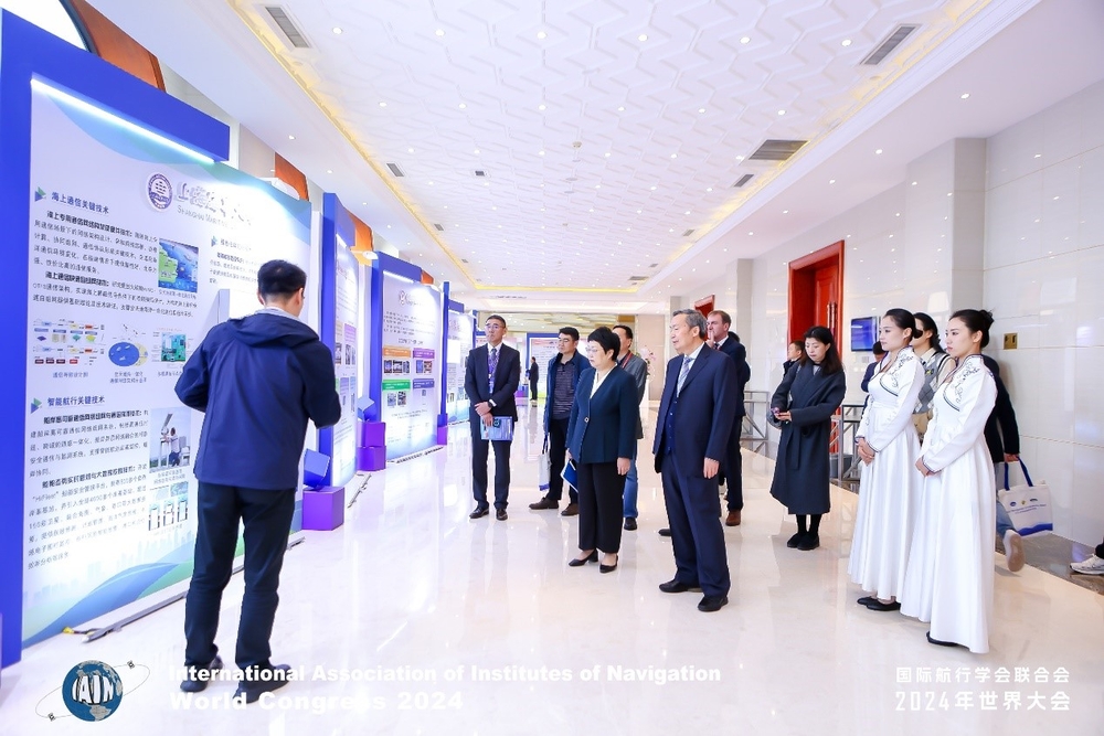 20241102013444451900.jpg 与会领导参观我校展板