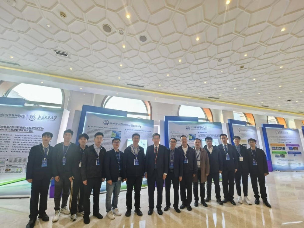 20241102013444609600.jpg 学校参会人员合影