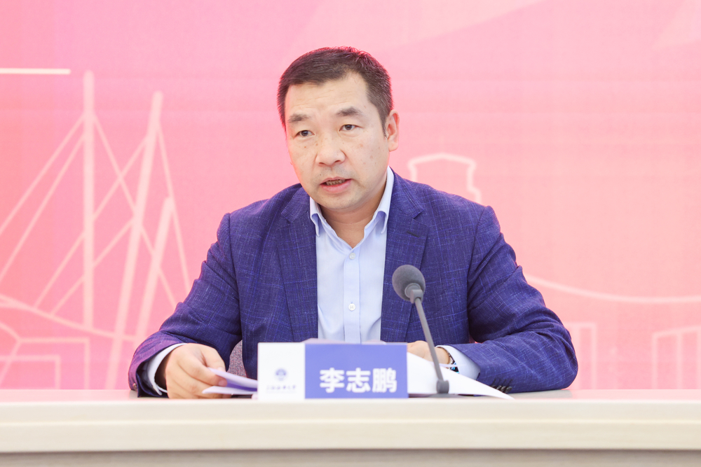20241103051300503200.jpg 校党委副书记、副校长李志鹏主持报告
