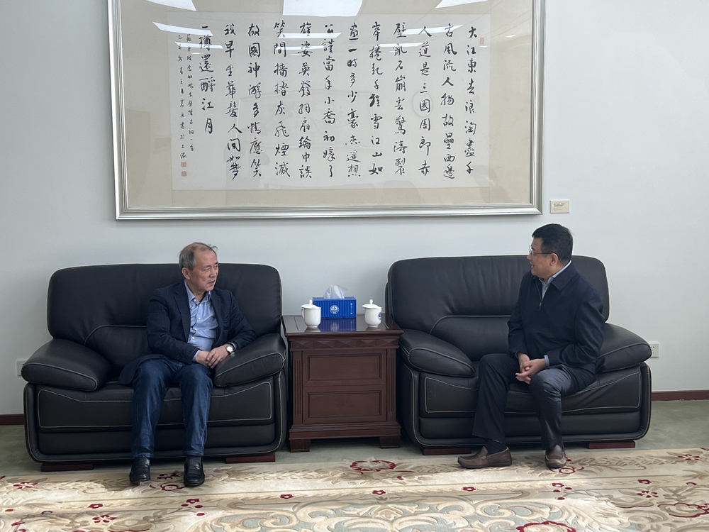 20241122142953385800.jpg 党委书记宋宝儒与曲建武教授亲切交谈