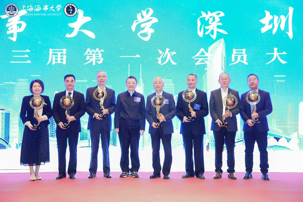 20241202101121958500.jpg 陆靖颁发“校友事业特别贡献奖”