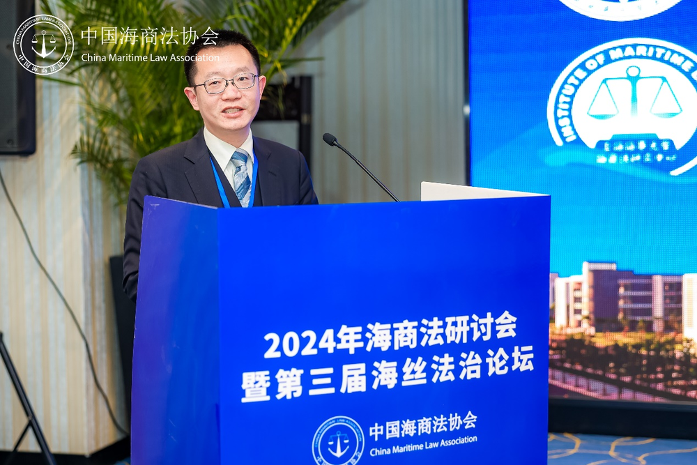 20241202125904088700.png 法学院郑睿副教授作报告