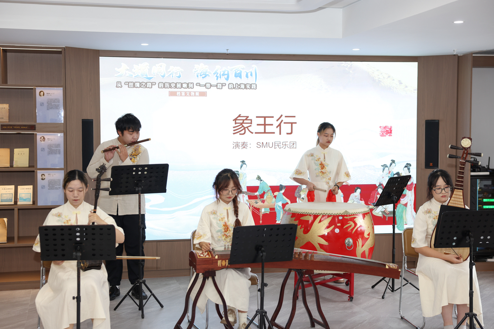 20241205112255135300.jpg 校民乐团演奏民乐《象王行》