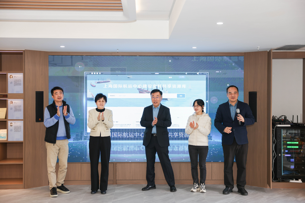 20241205112255486700.jpg 临港五校档案馆负责人启动两个航运史料库的上线仪式