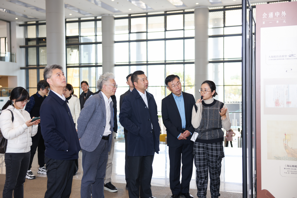 20241205112256063500.jpg 出席嘉宾跟随上海档案馆的讲解观展