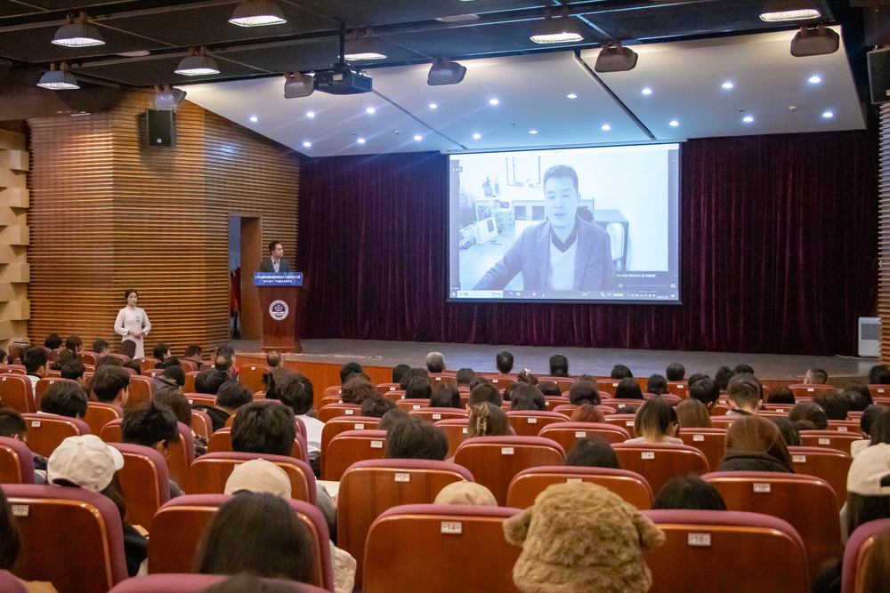 20241206023959781100.jpg 武汉理工大学艺术与设计学院院长、大赛评委会主席吕杰锋致辞