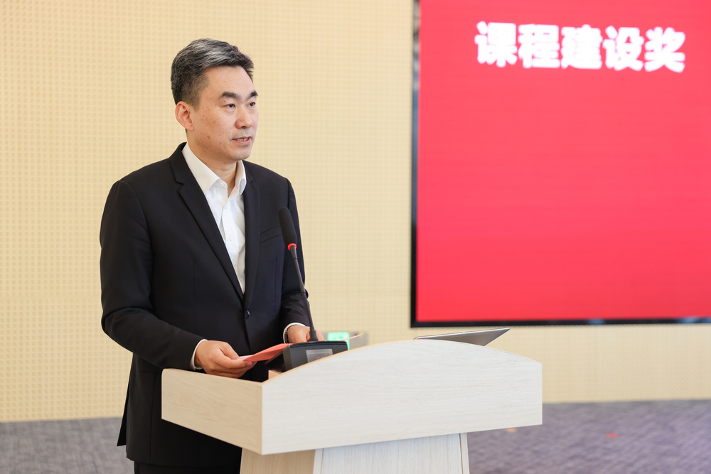 20250103142032842600.jpg 初北平校长宣读表彰名单