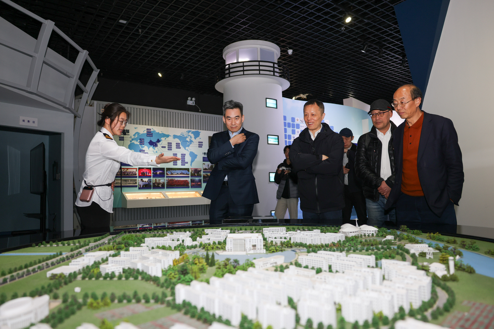 20250320000622953200.jpg 与会嘉宾参观学校校史馆