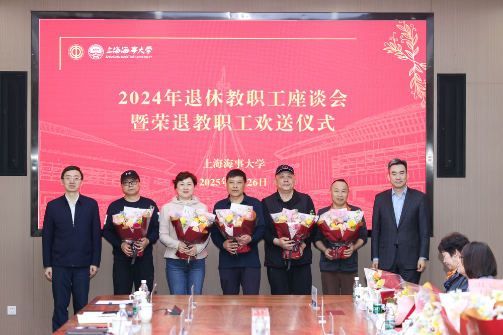 校领导向与会荣休教职工赠送鲜花