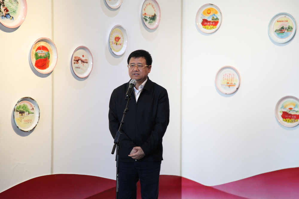 宋宝儒书记宣布搪瓷藏品展开幕
