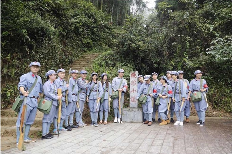 王维莉老师参加学校国情考察实践-重走挑梁小道