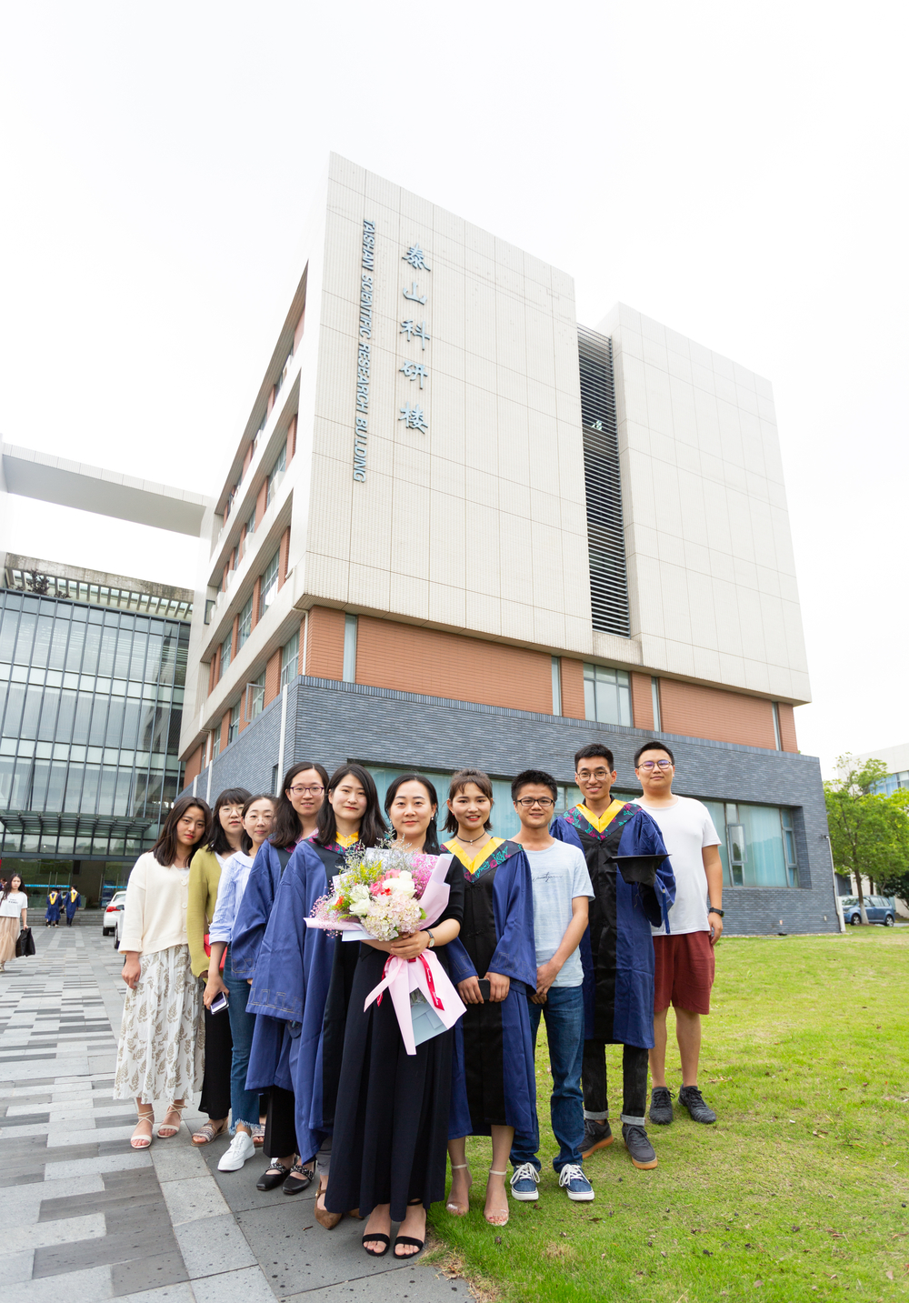 王维莉老师与课题组毕业生合影