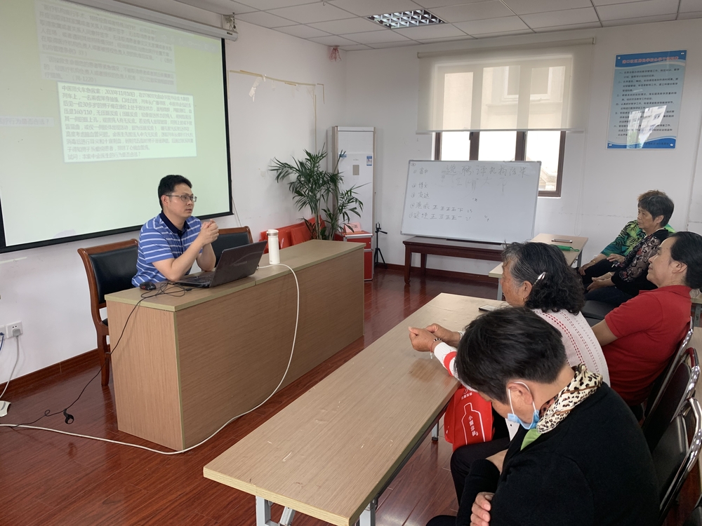 宋旭明老师为社区作普法宣传