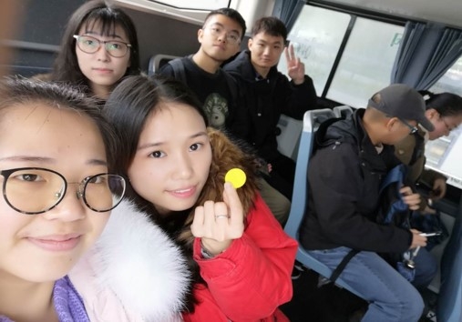 学生进行BRT实地调研