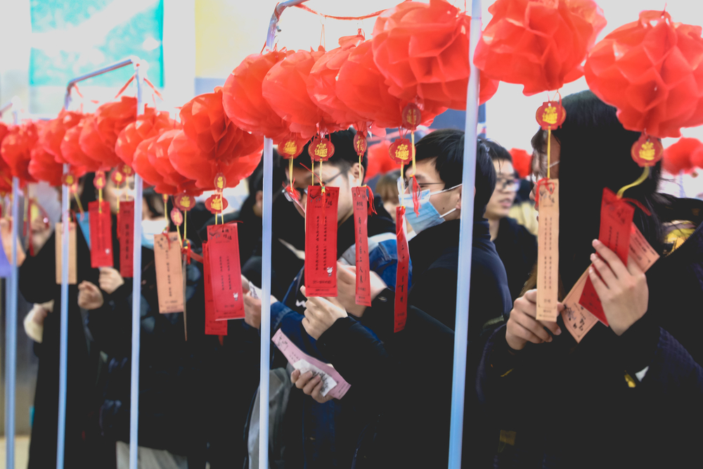 学生参与迎春游园会猜灯谜项目