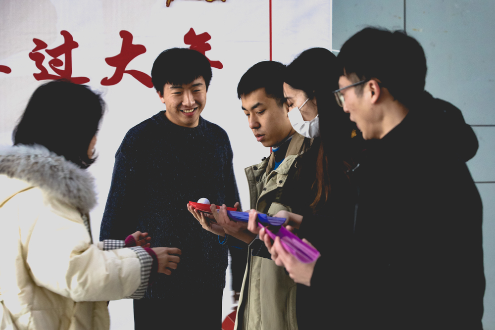 学生参与迎春游园会同心协力“幸运传递”项目