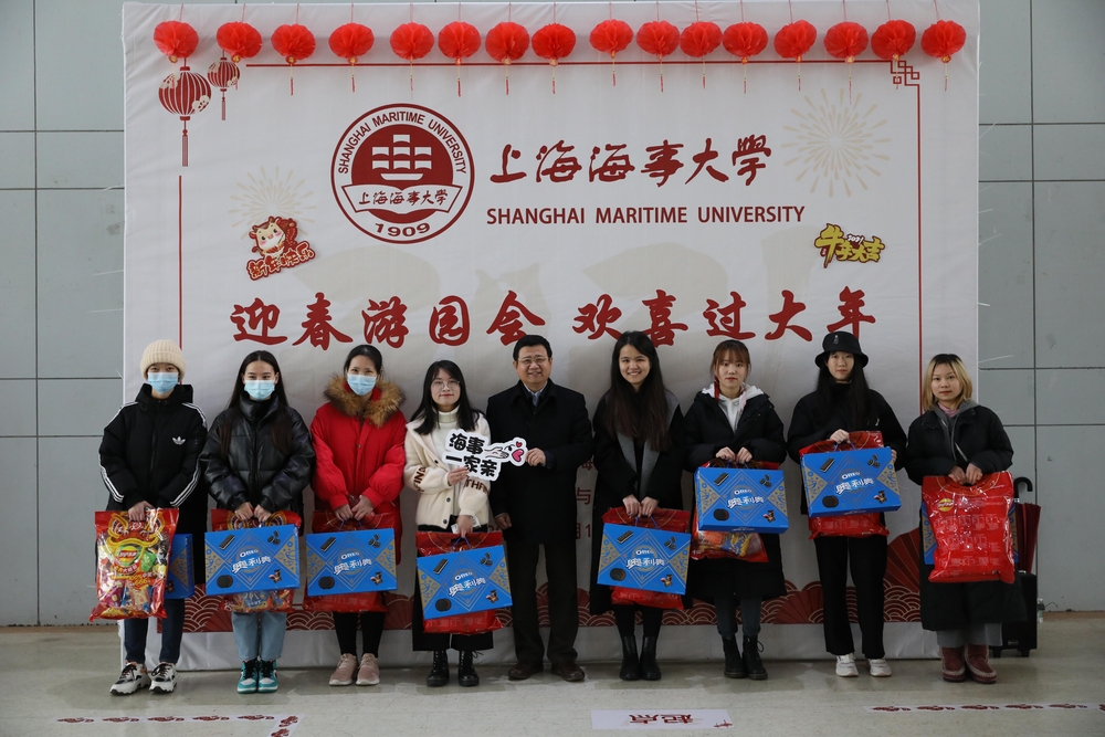 宋宝儒书记与留校学生合影