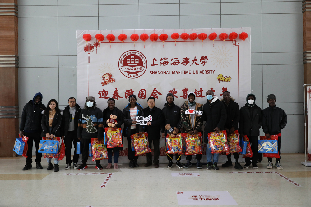 宋宝儒书记与留学生合影