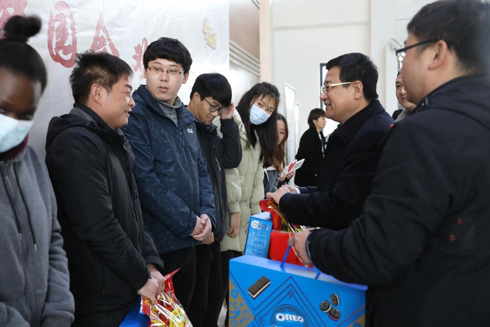 宋宝儒书记为留校学生送上新年大礼包