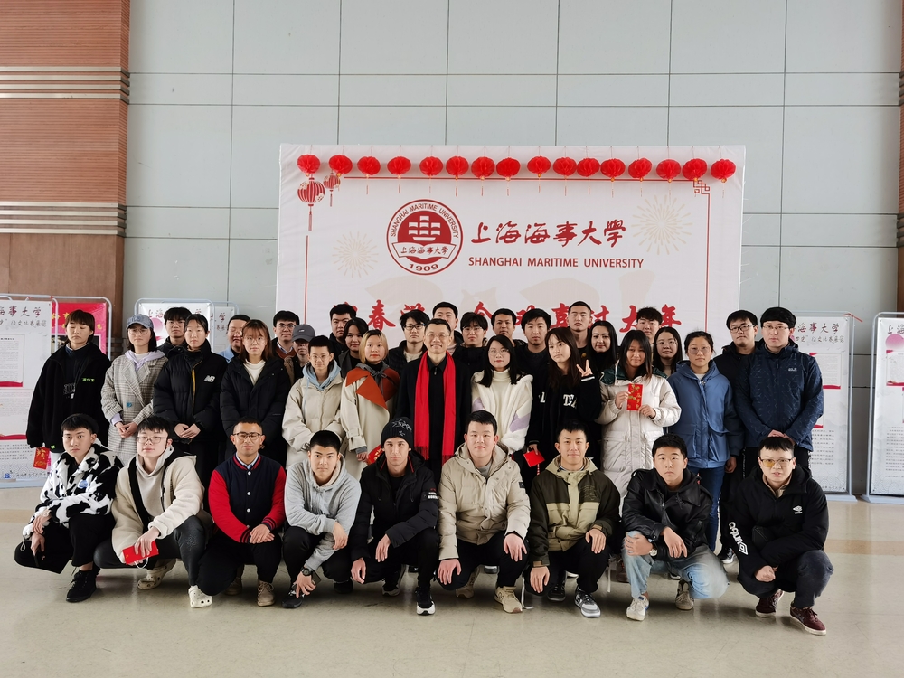 与留校学生合影