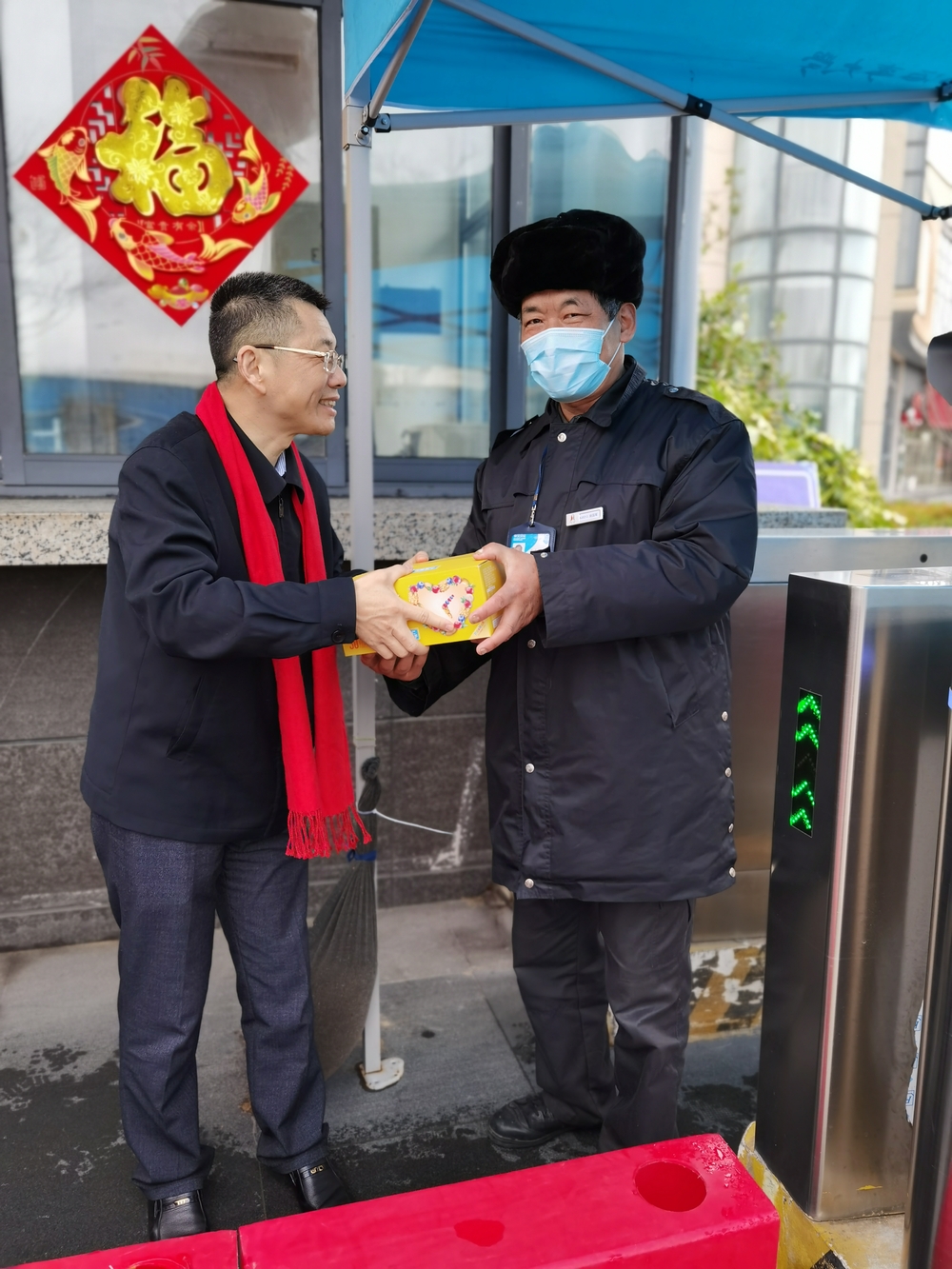 向值班门卫送上慰问品