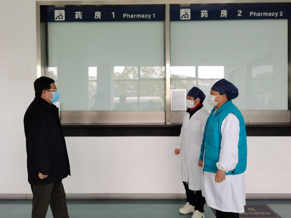 看望校医院工作人员