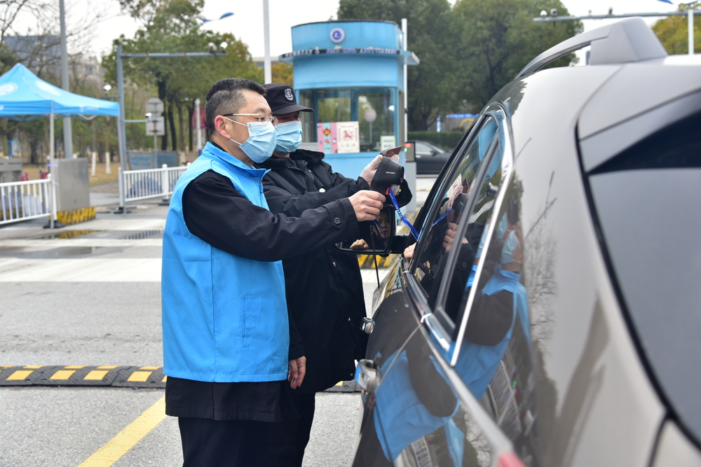 陆靖校长参与疫情防控志愿服务