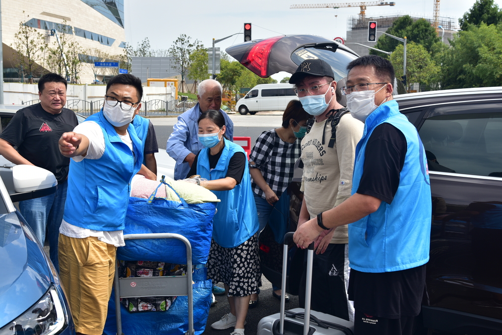 教职工志愿者帮助新生搬运行李
