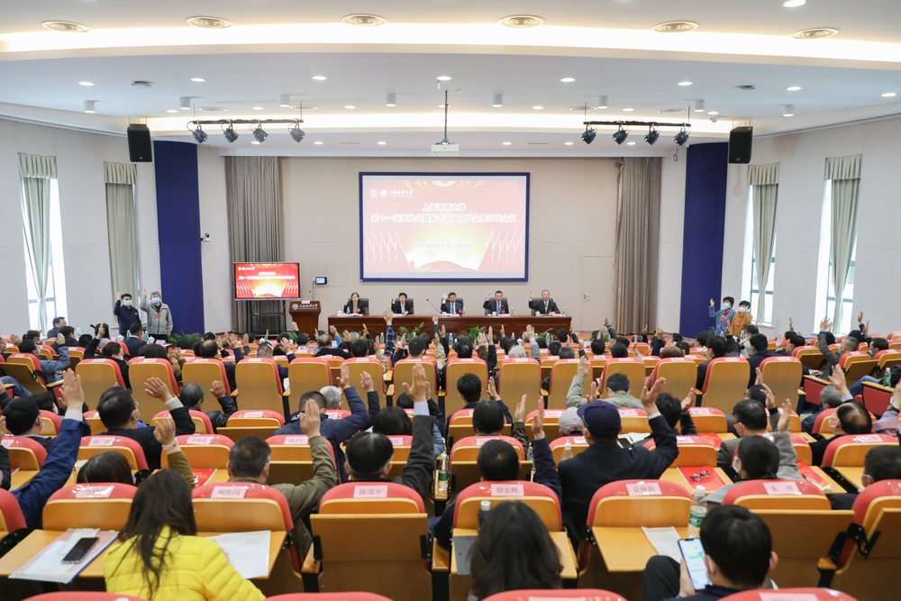 代表举手表决通过决议