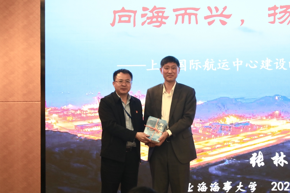 副校长栗建华代表学校接受张林捐赠书籍