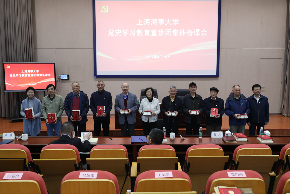 宋宝儒书记为宣讲团成员代表颁发聘书