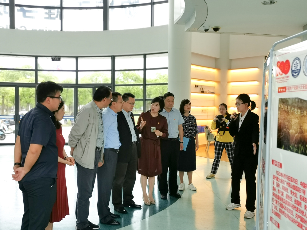 宣讲团成员讲解