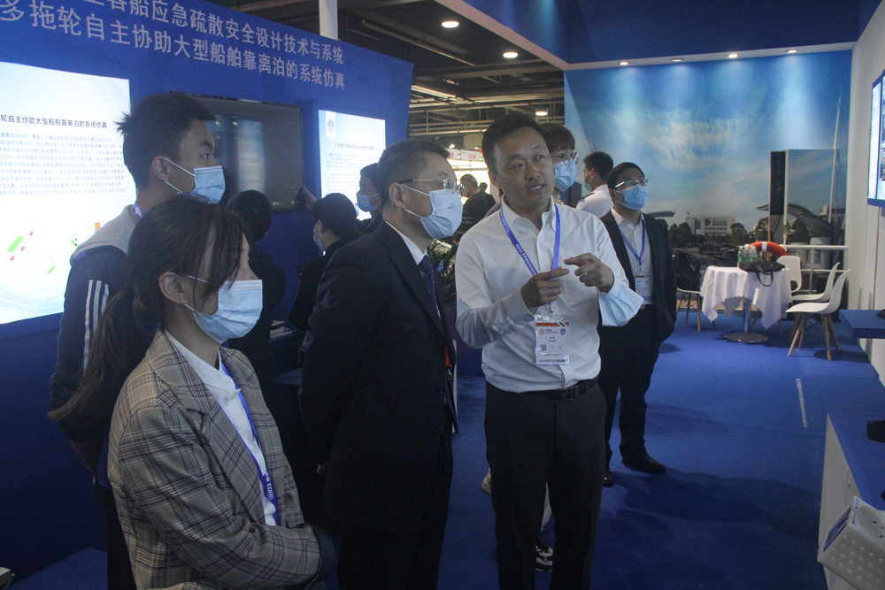 陆靖校长参观展览