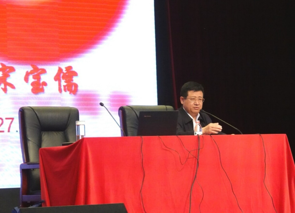 宋宝儒书记向退休党员通报学校情况