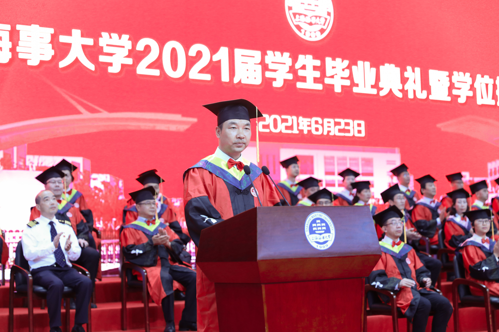 党委副书记、副校长李志鹏主持毕业典礼