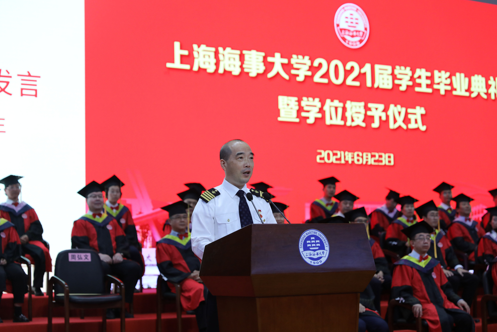 校友代表、1988级船舶驾驶专业毕业生、全国先进工作者、上海港高级引航员周弘文发言
