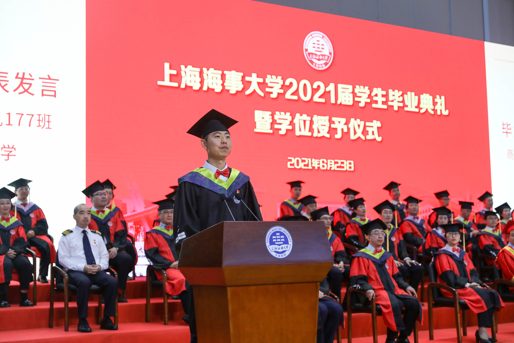 毕业生代表、商船学院轮机工程轮机177班毕业生李博发言