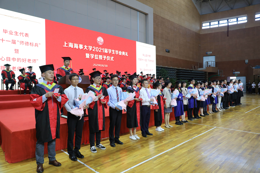 毕业生代表向第十一届“师德标兵”暨“我心目中的好老师”提名老师献花