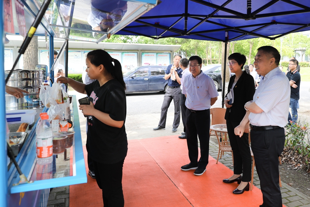 调研教学楼前早餐车服务