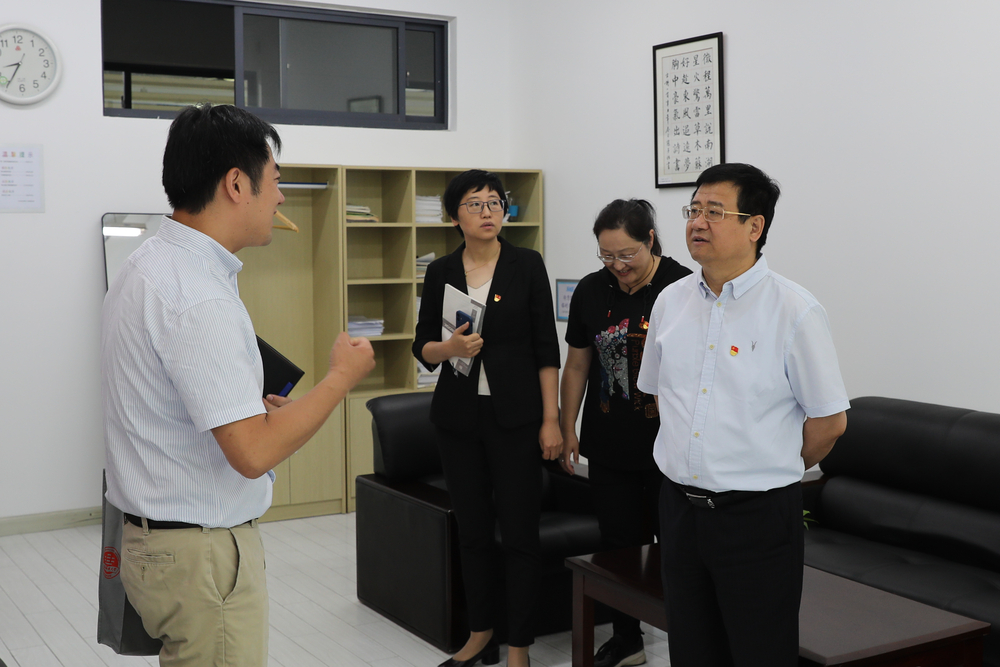 前往改造后的教师休息室调研