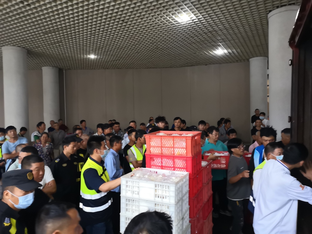 学校食堂为安置人员提供用餐保障