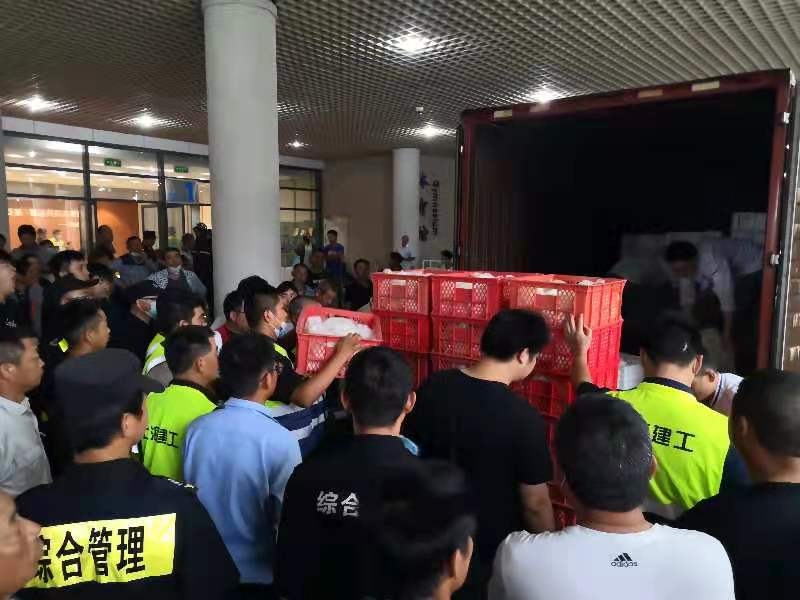 学校食堂为安置人员提供用餐保障