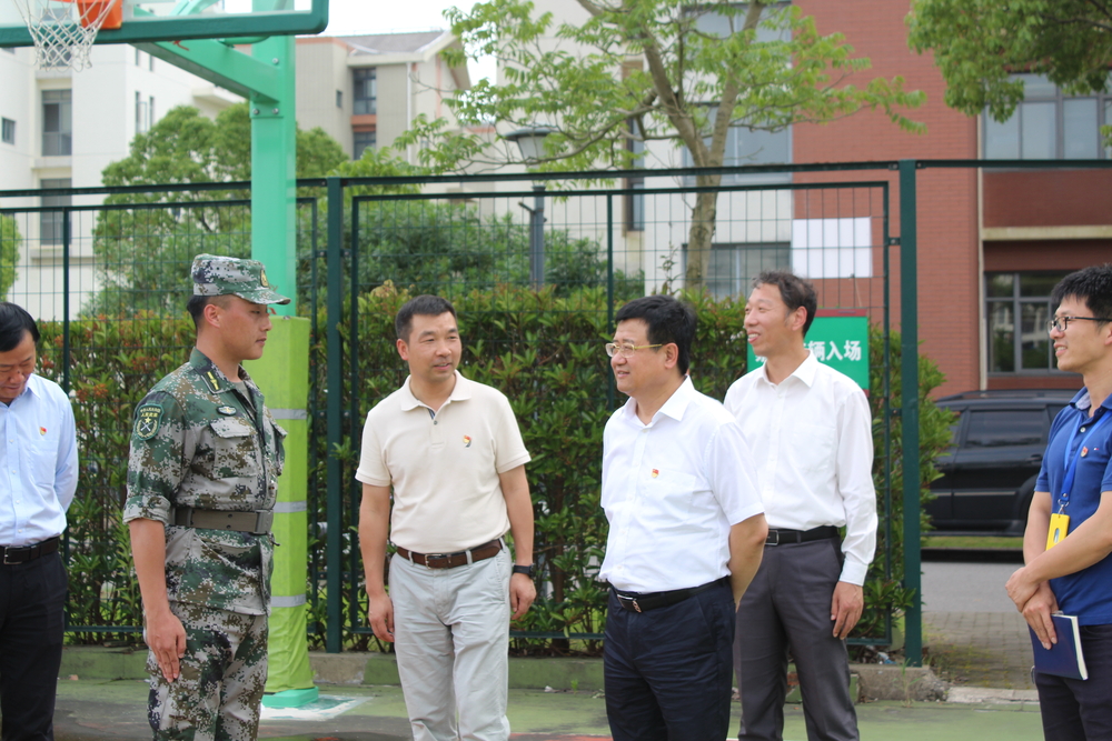 校领导慰问军训教官及师生