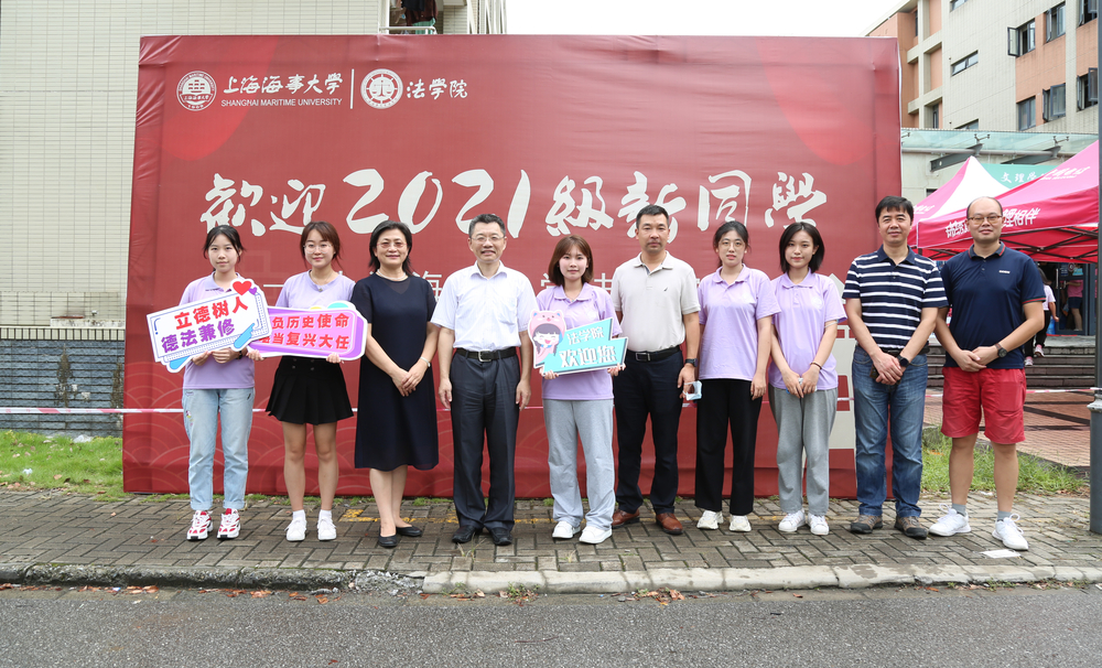 陆靖校长、李志鹏副校长与志愿者合影